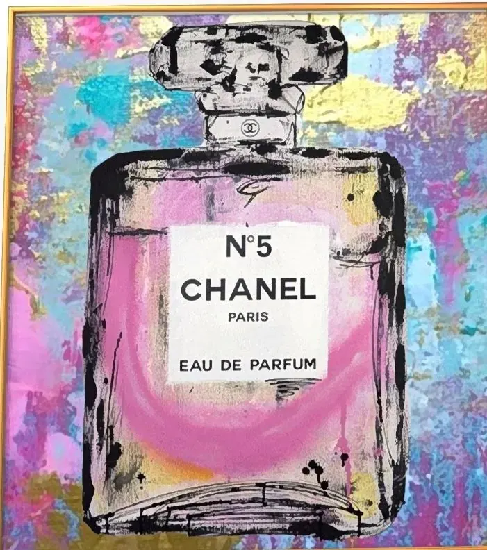 Opera N°5 di RO5, flacone di profumo rosa in stile Pop Art