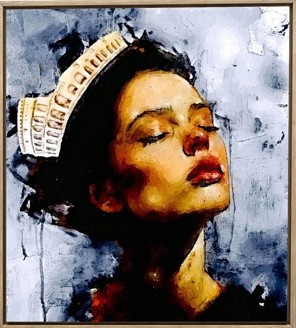 Opera di RO5, volto femminile con corona
